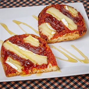 coca de sobrassada amb brie